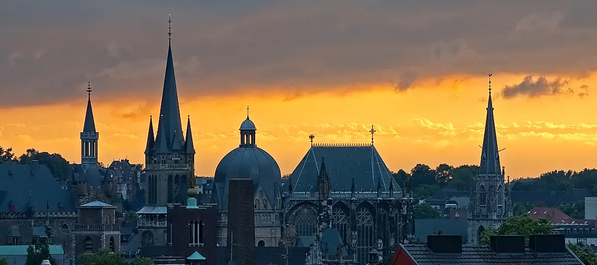 Aachen Sonnenaufgang Rathaus Dom Copyright Joerg Stanzick